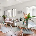 Tropicana Bungalow - Retro Getaway
